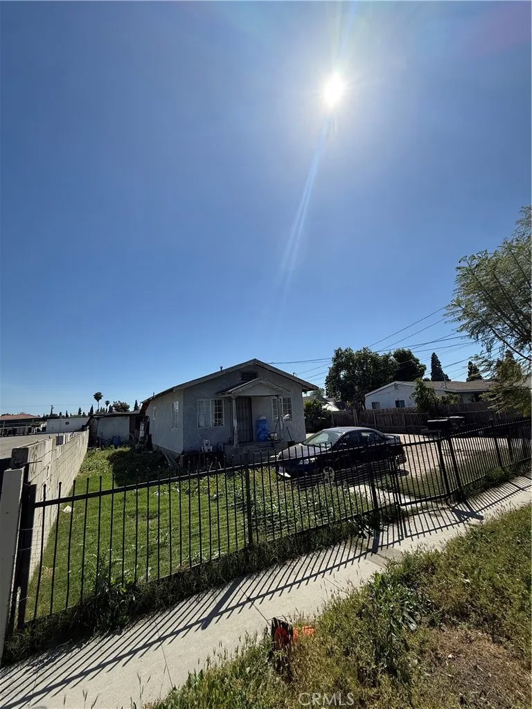 2402 E 126th