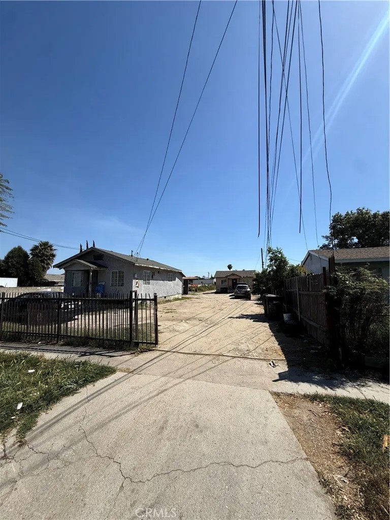 2402 E 126th