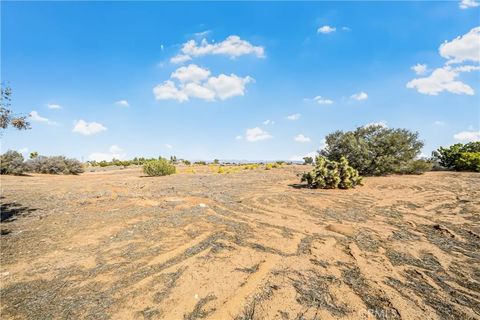 Tiny photo for 9076 Shasta Rd, Phelan, CA 92371 (MLS # SR25246696)