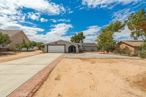 Photo of 6830 Kenyon Ave, Apple Valley, CA 92345 (MLS # CV25244424)