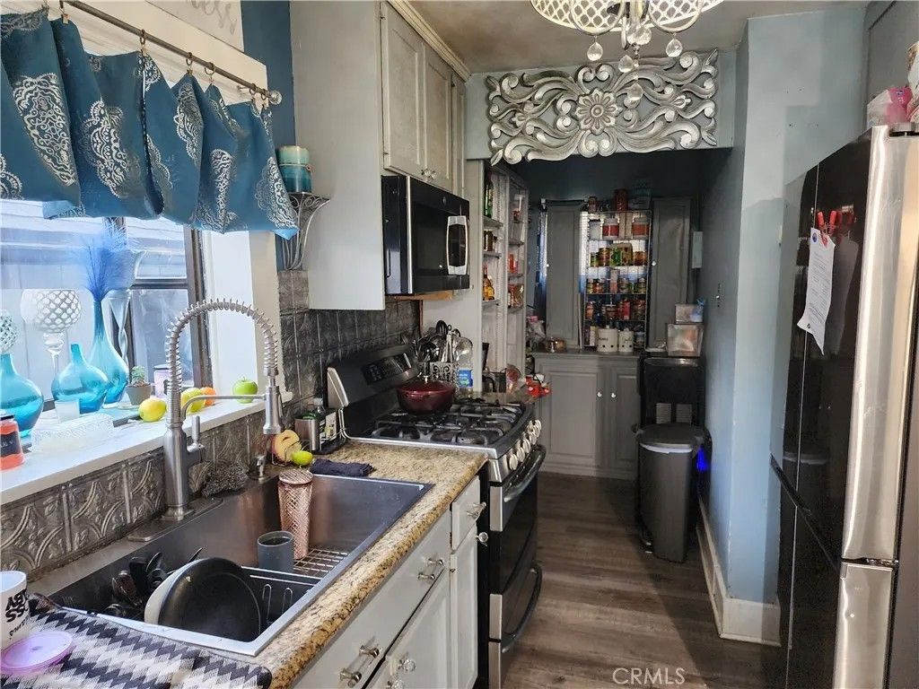 Photo of 822 W 19th St, San Pedro, CA 90731 (MLS # SB26036267)