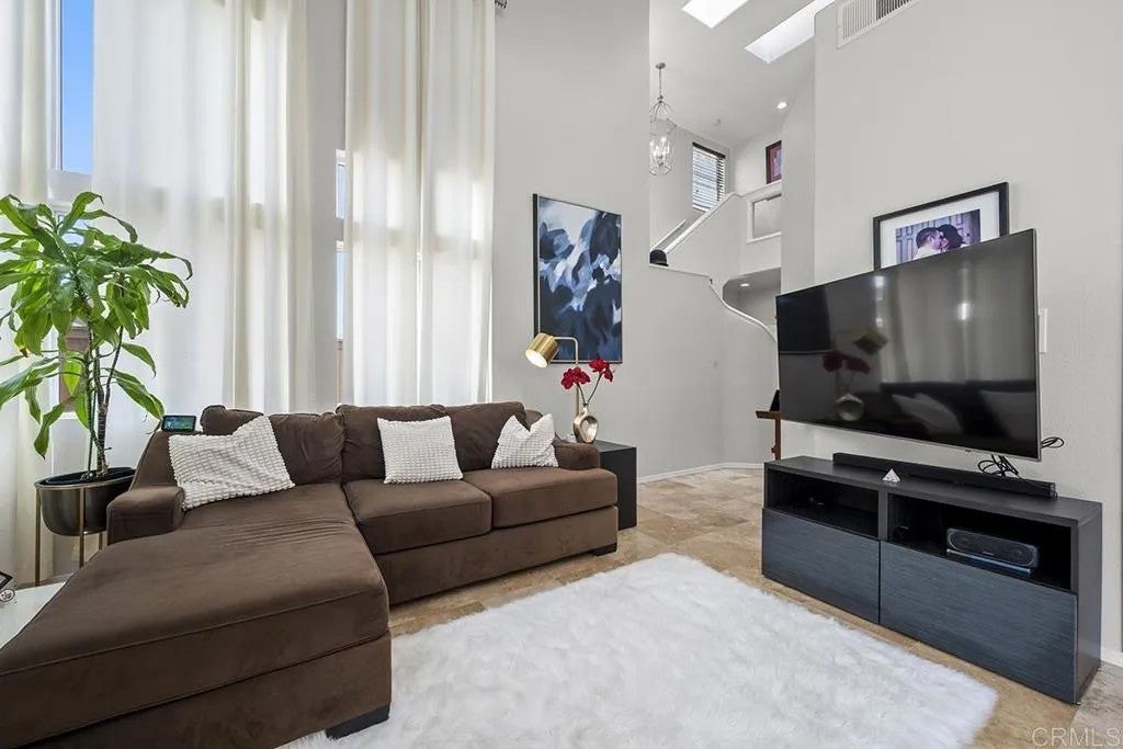 1254 LA CRESCENTIA DR