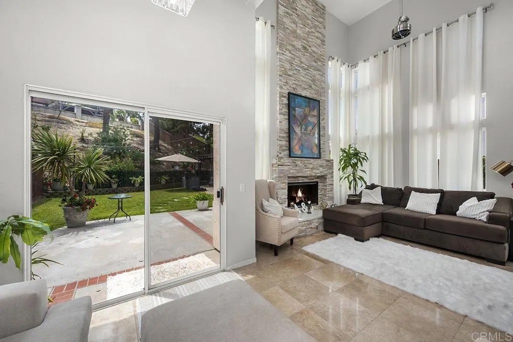 1254 LA CRESCENTIA DR
