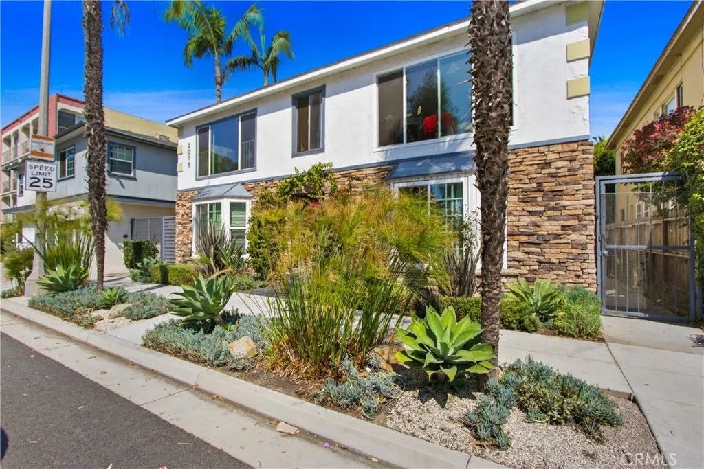 Photo of 2075 E Broadway, Long Beach, CA 90803 (MLS # PW26079820)