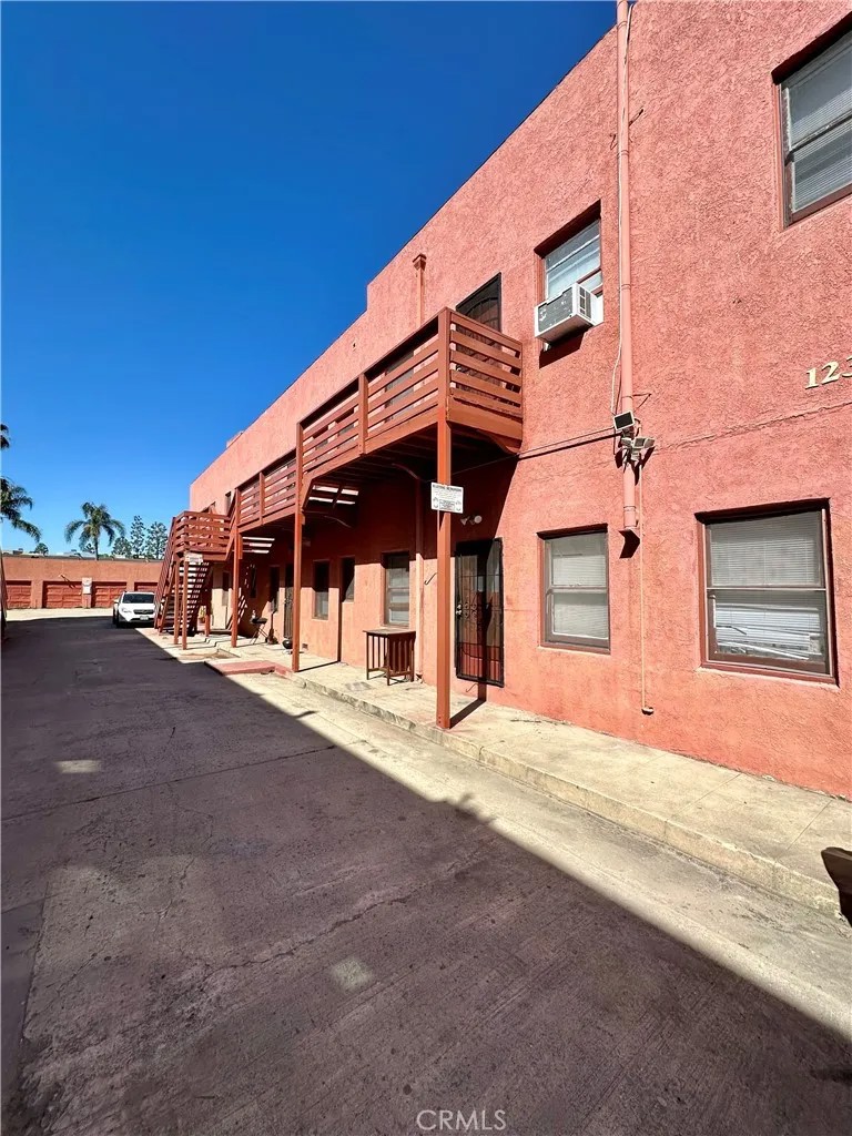 1229 E 4th Street