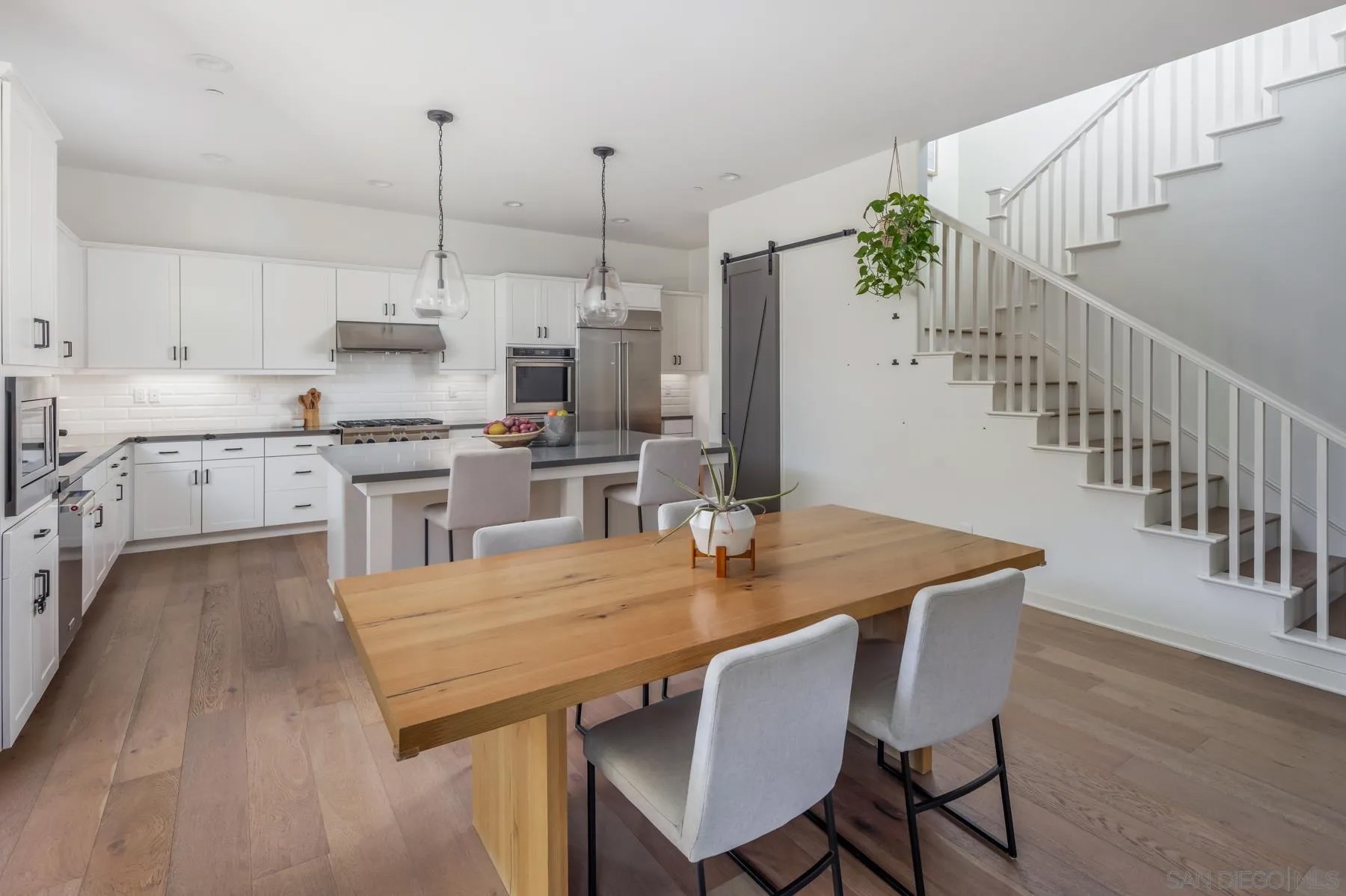 1440 Mackinnon