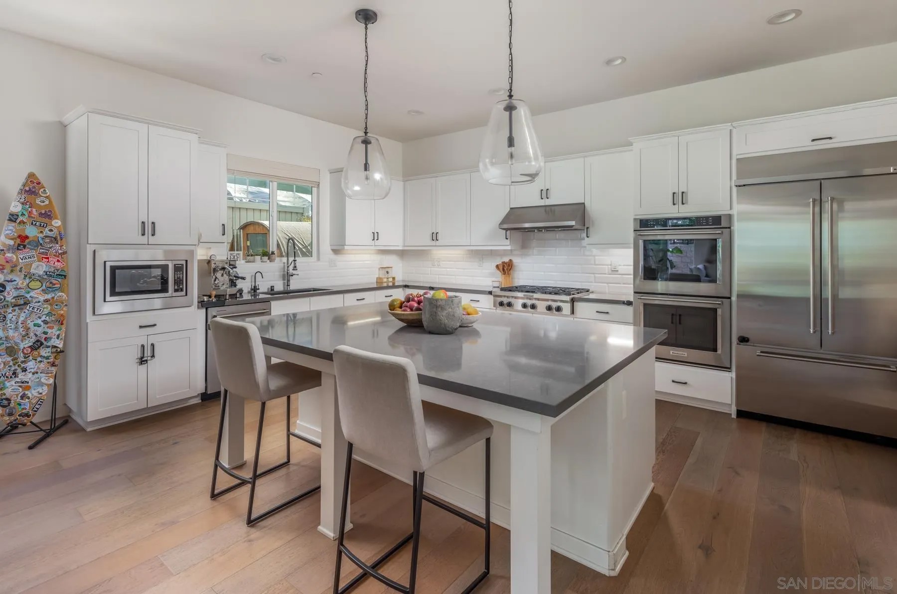 1440 Mackinnon