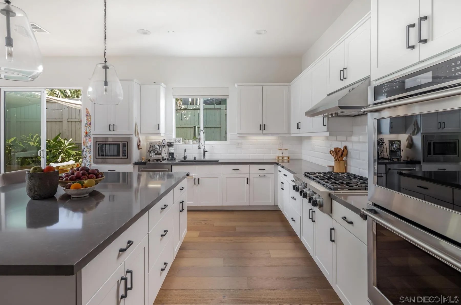 1440 Mackinnon