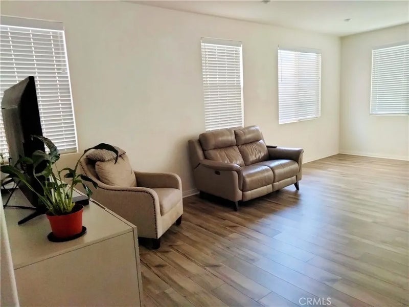 1441 E Laurelwood