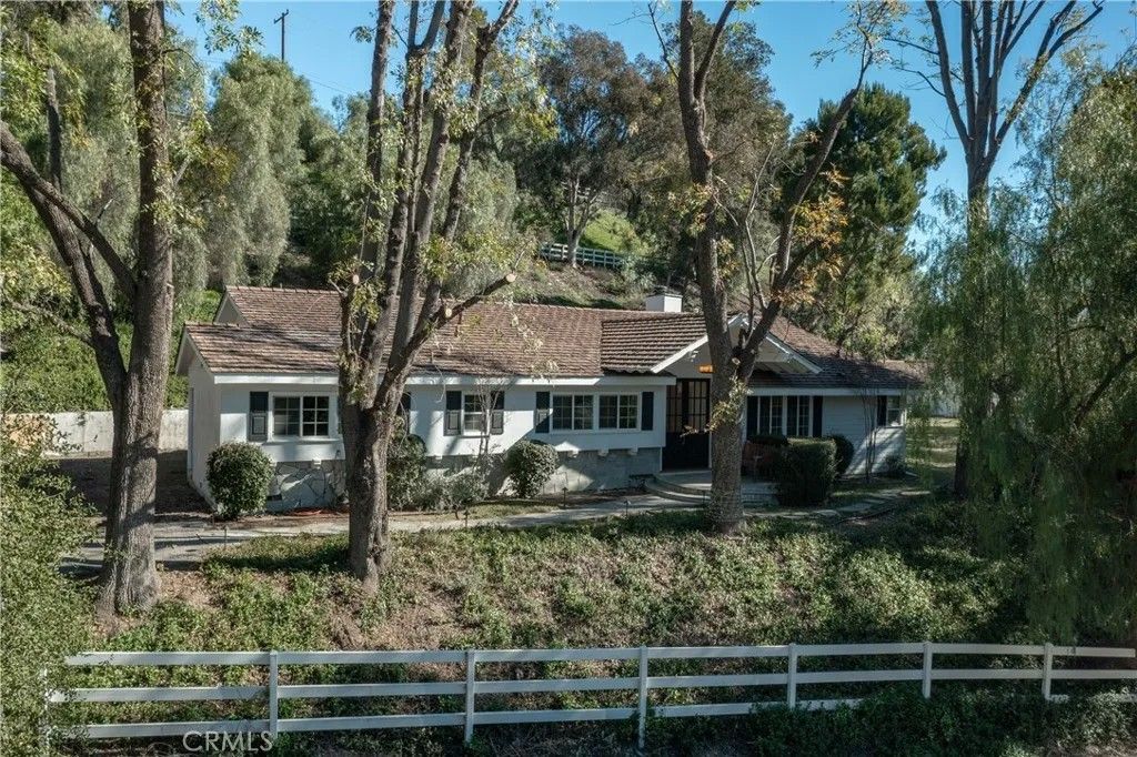 Photo of 5550 Penland Rd, Hidden Hills, CA 91302 (MLS # SR26004161)