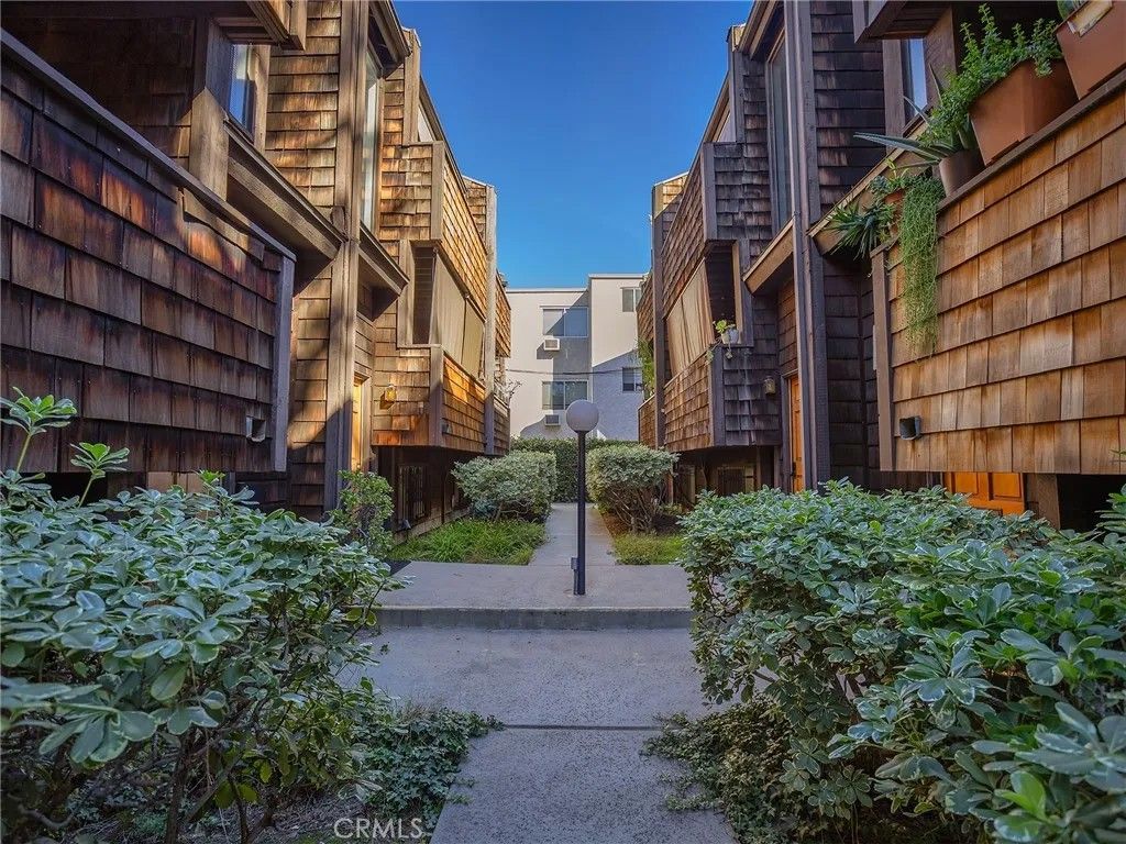 Photo of 330 N 5th Street, Burbank, CA 91501 (MLS # BB26007399)