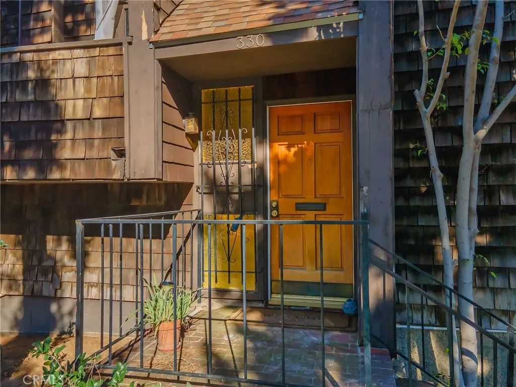 Photo of 330 N 5th Street, Burbank, CA 91501 (MLS # BB26007399)