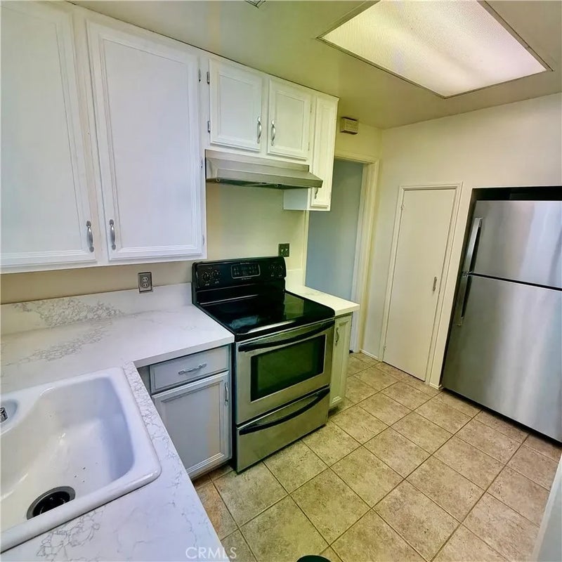 5653 E 2nd