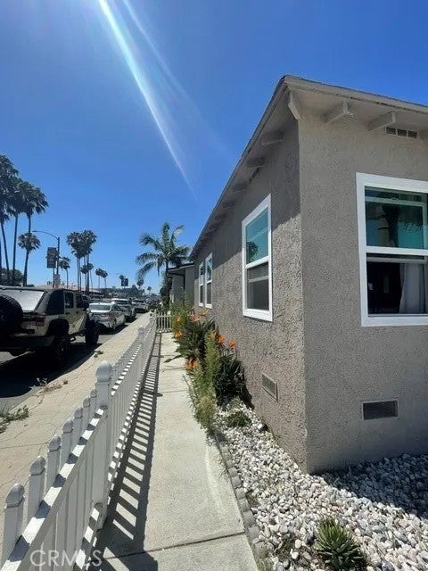 5653 E 2nd