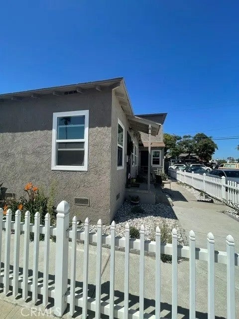 5653 E 2nd