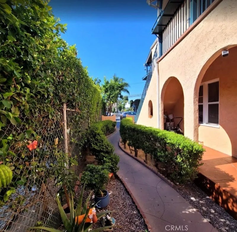 1310 E Hellman