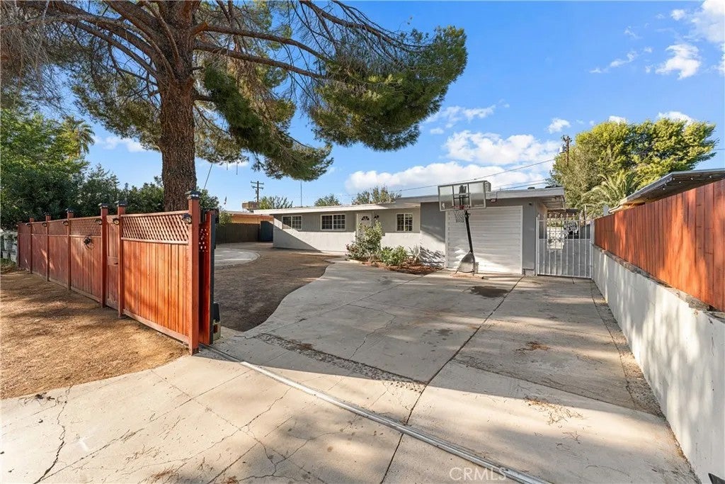 Photo of 1027 W Avenue J12, Lancaster, CA 93534 (MLS # SR26213630)