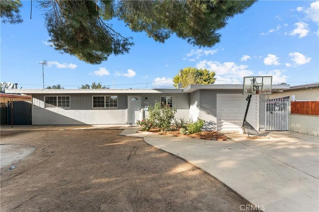 Photo of 1027 W Avenue J12, Lancaster, CA 93534 (MLS # SR26213630)