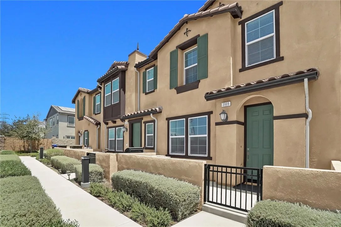 3909 E Carmel Privado