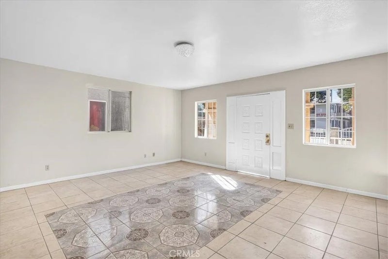 2039 W Florence