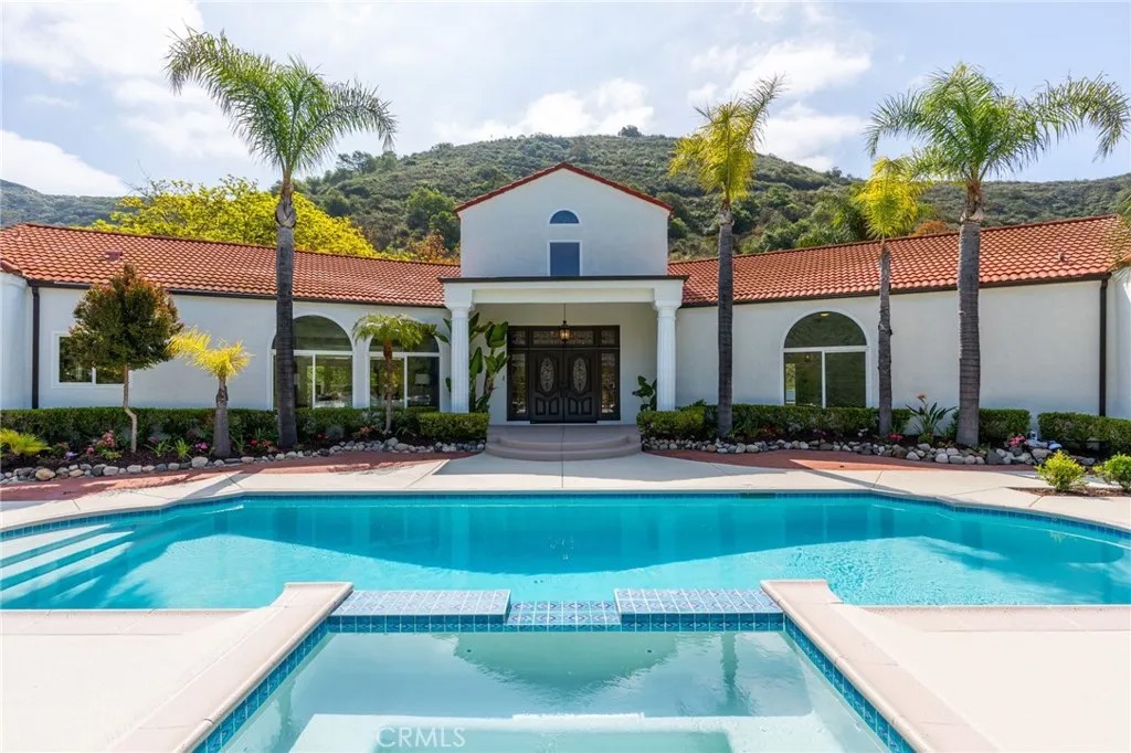 44240 La Cruz Drive