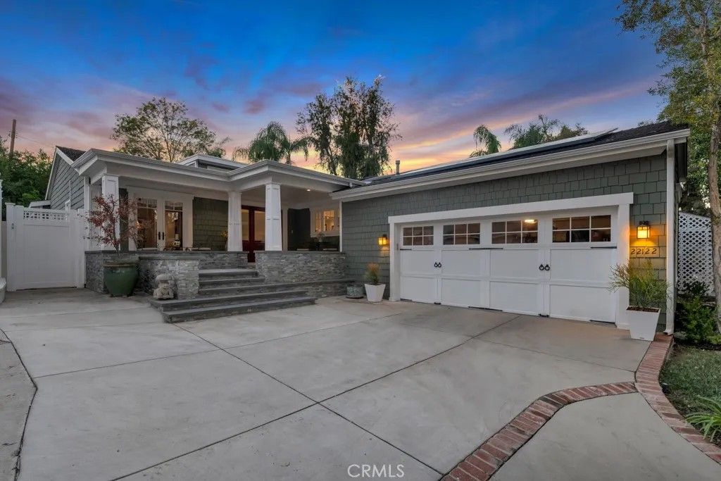 Photo of 22122 Avenue Morelos, Woodland Hills, CA 91364 (MLS # SR26009293)