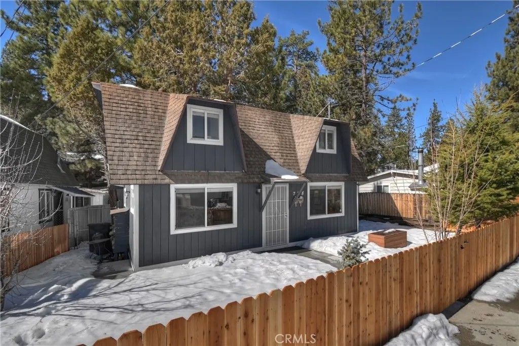 Photo of 728 W Aeroplane Blvd, Big Bear Lake, CA 92314 (MLS # IG26046279)