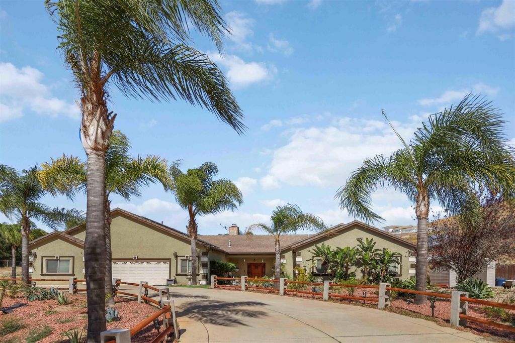 Photo of 1804 Vista De La Montana, El Cajon, CA 92019 (MLS # 260009190)