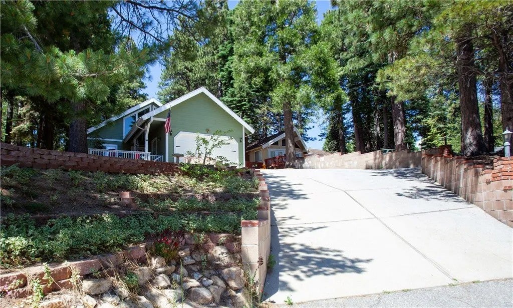 Photo of 31384 Onacrest Dr, Running Springs, CA 92382 (MLS # IG26133163)