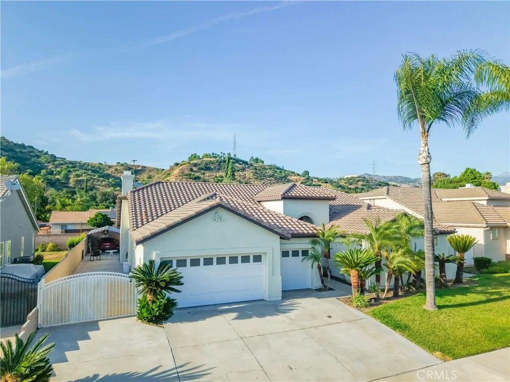 Photo of 923 Essex Street, Glendora, CA 91740 (MLS # CV26085602)