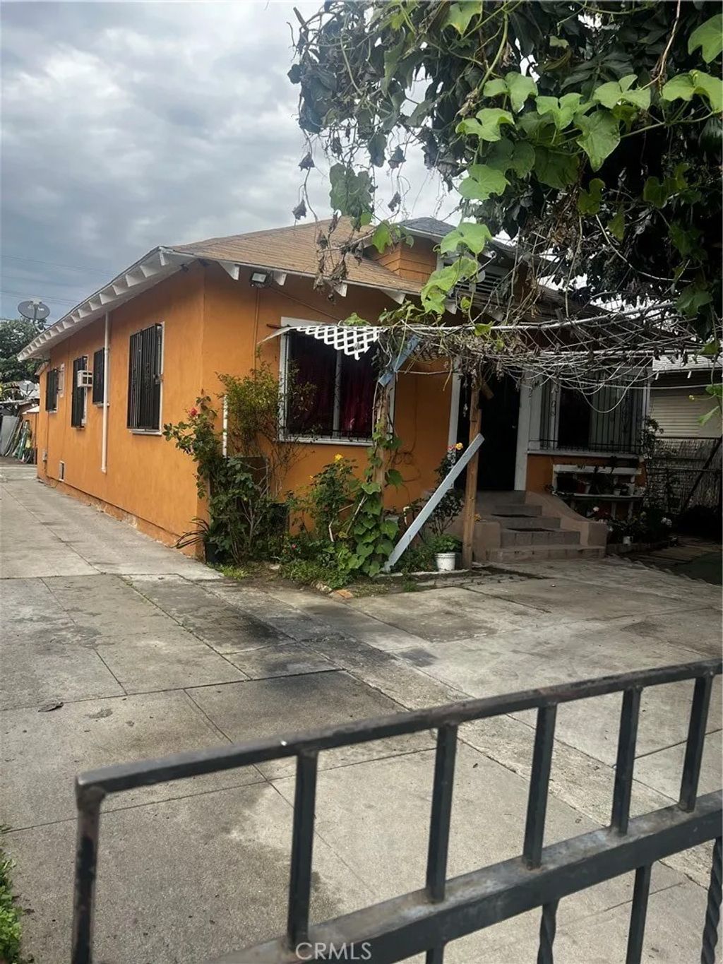 Photo of 1221 W 38th St, Los Angeles, CA 90037 (MLS # SR26006178)