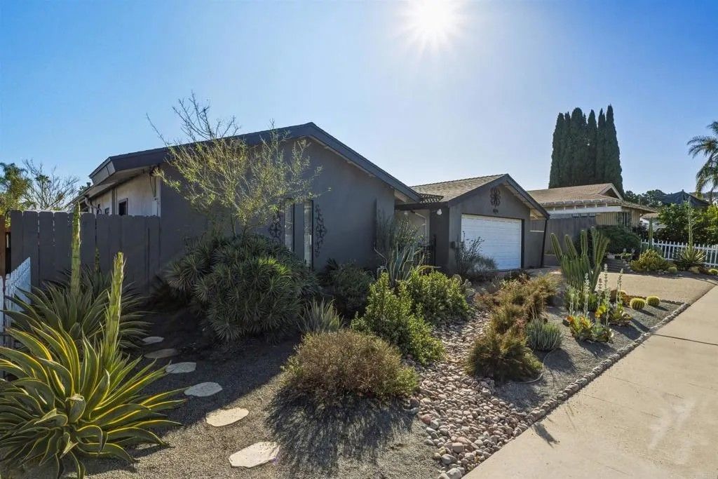 Photo of 1637 Oak Hill, Escondido, CA 92027 (MLS # NDP2510433)