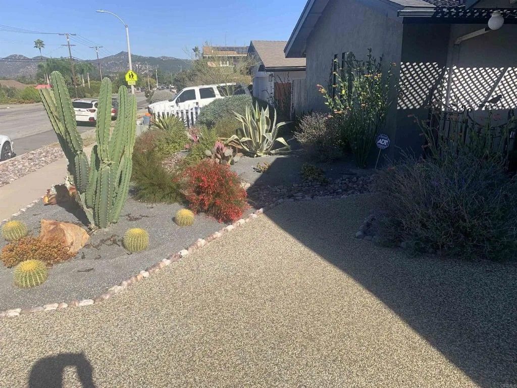 Photo of 1637 Oak Hill, Escondido, CA 92027 (MLS # NDP2510433)