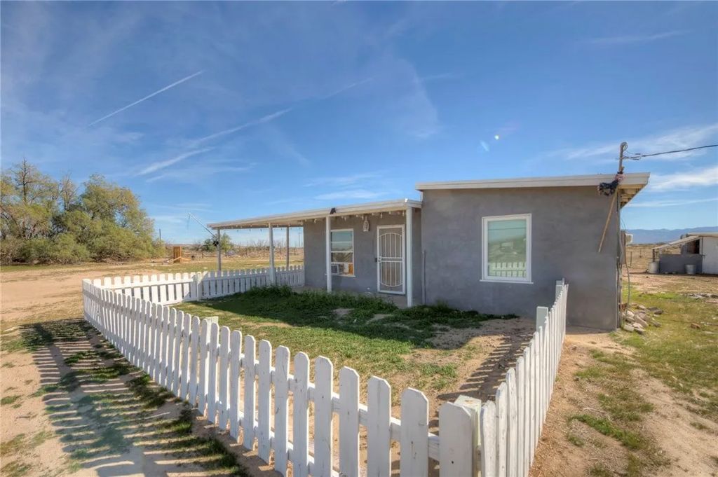 Photo of 47631 Valley Center Rd, Newberry Springs, CA 92365 (MLS # CV26044462)