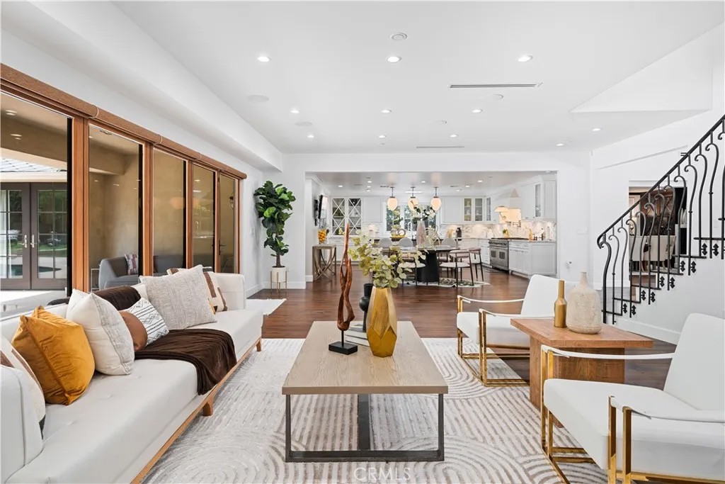 325 W Bellevue Drive