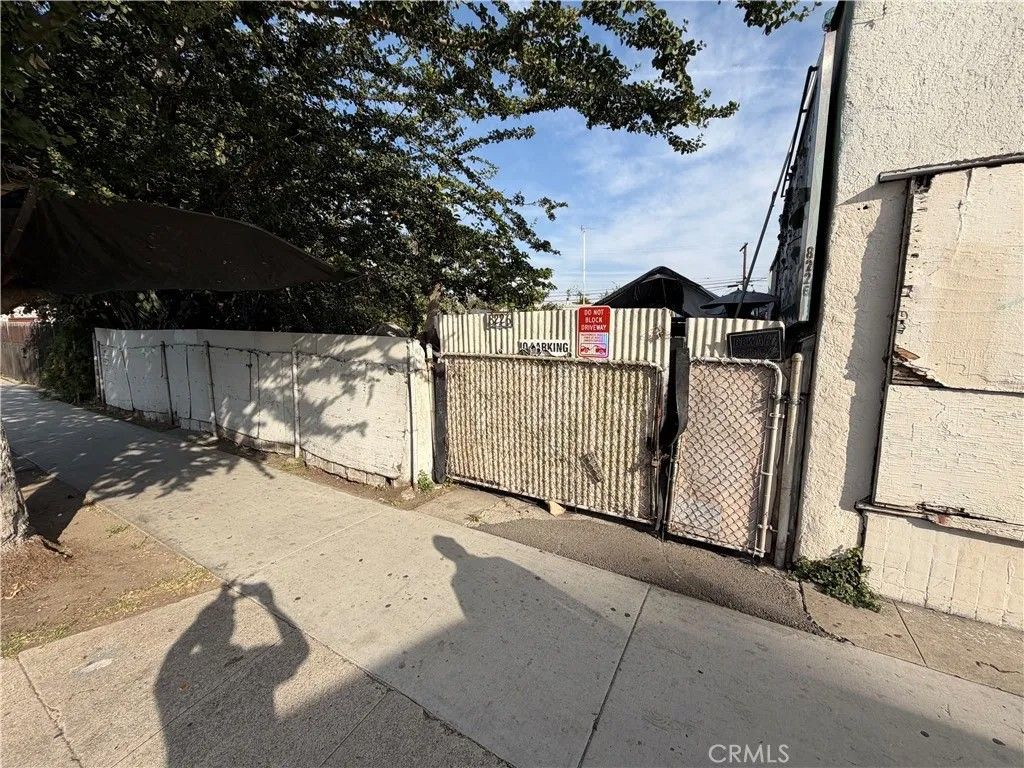 Photo of 8226 S Main St, Los Angeles, CA 90003 (MLS # DW25281886)