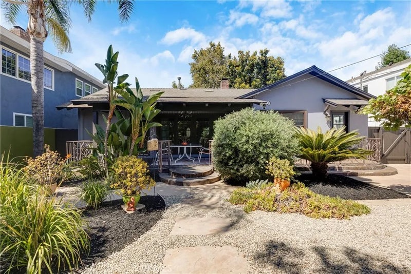 1812 W Riverside
