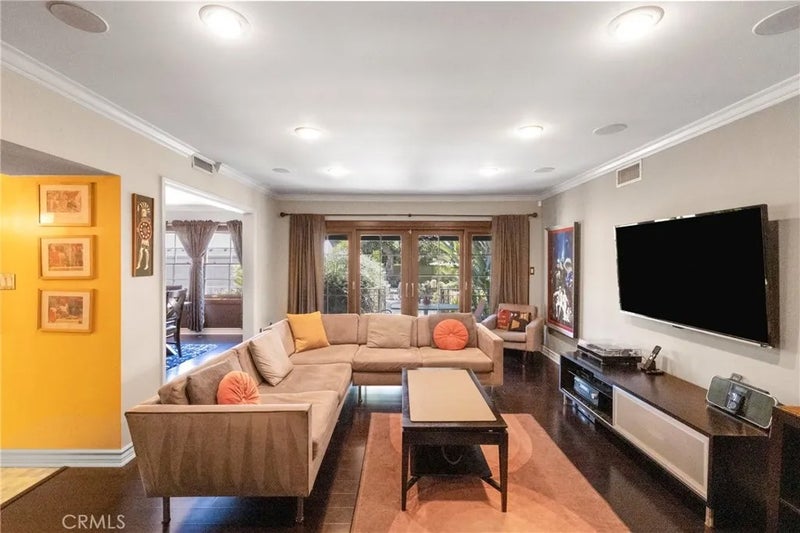 1812 W Riverside