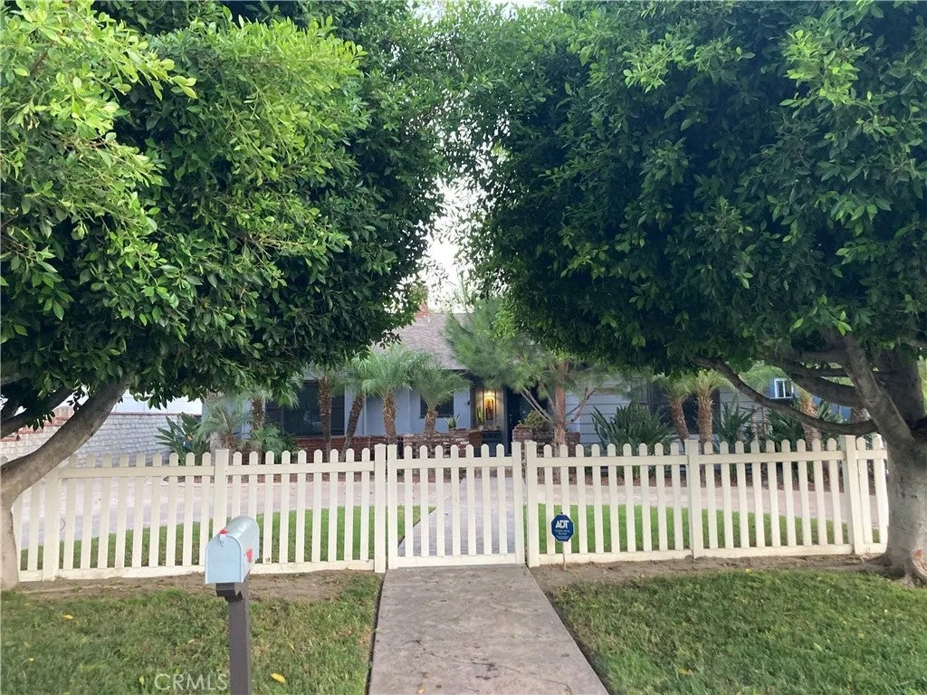 1812 W Riverside
