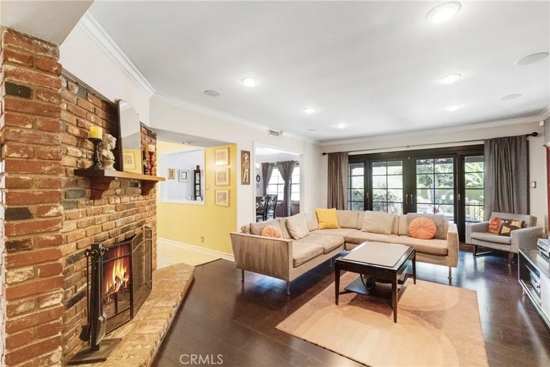 1812 W Riverside