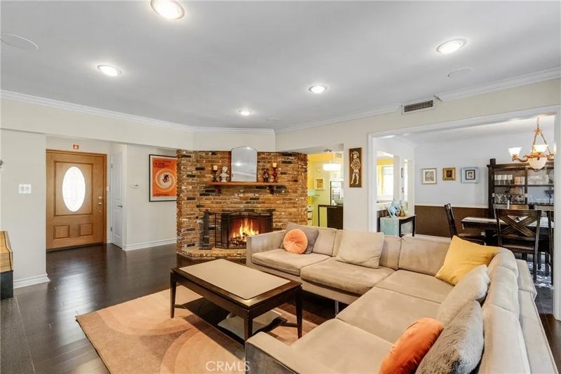 1812 W Riverside