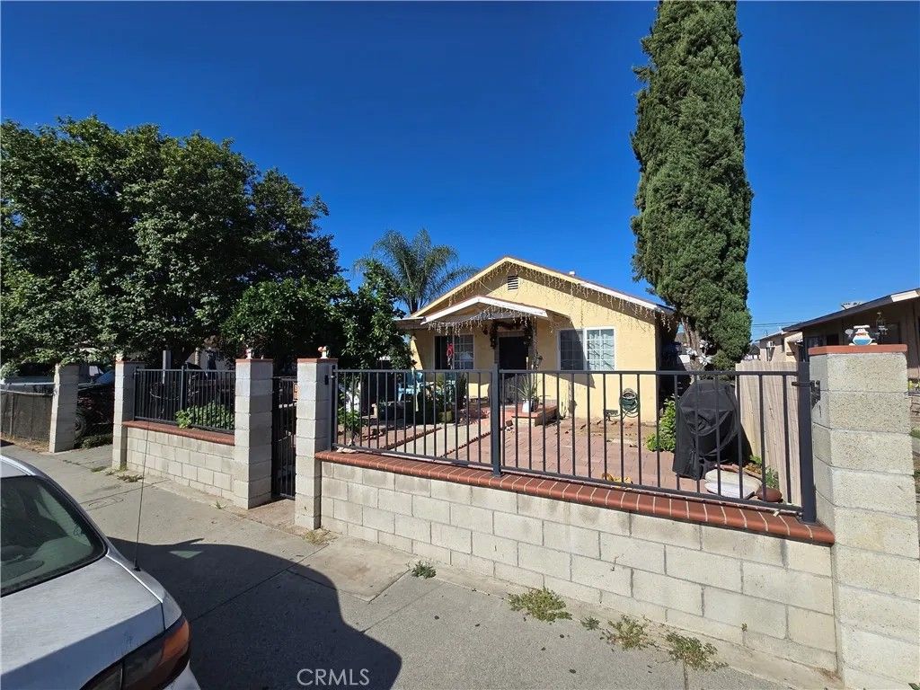 Photo of 951 S Kern Ave, Los Angeles, CA 90022 (MLS # DW26071275)