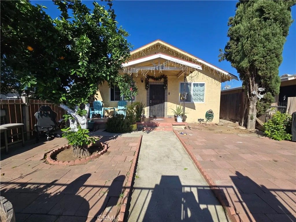 Photo of 951 S Kern Ave, Los Angeles, CA 90022 (MLS # DW26071275)