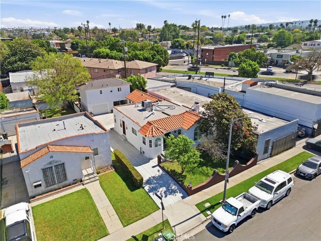 Photo of 1572 S Ridgeley Dr, Los Angeles, CA 90019 (MLS # SR26042815)