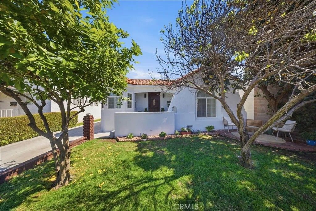 Photo of 1572 S Ridgeley Dr, Los Angeles, CA 90019 (MLS # SR26042815)