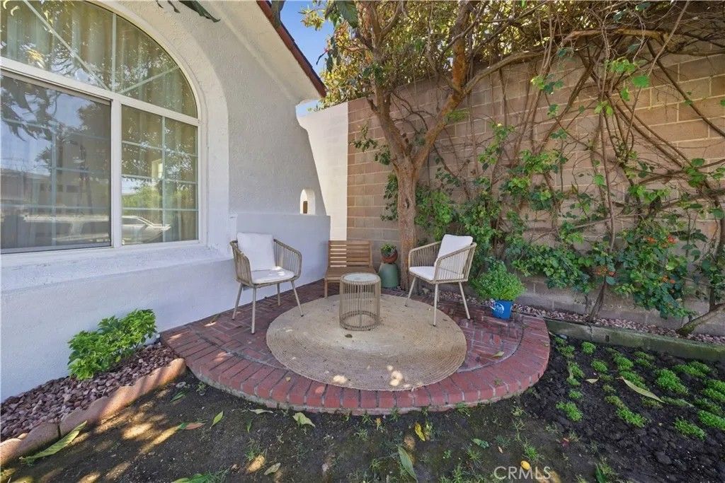 Photo of 1572 S Ridgeley Dr, Los Angeles, CA 90019 (MLS # SR26042815)