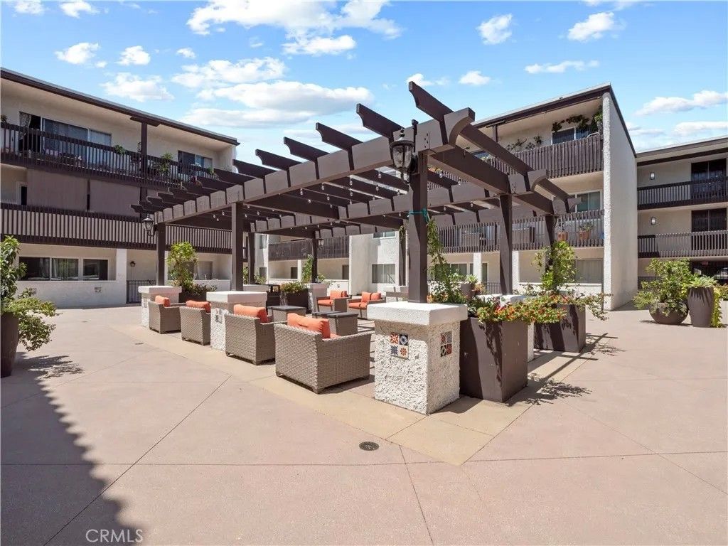 Photo of 5334 Lindley Avenue #319, Encino, CA 91316 (MLS # SR26011660)