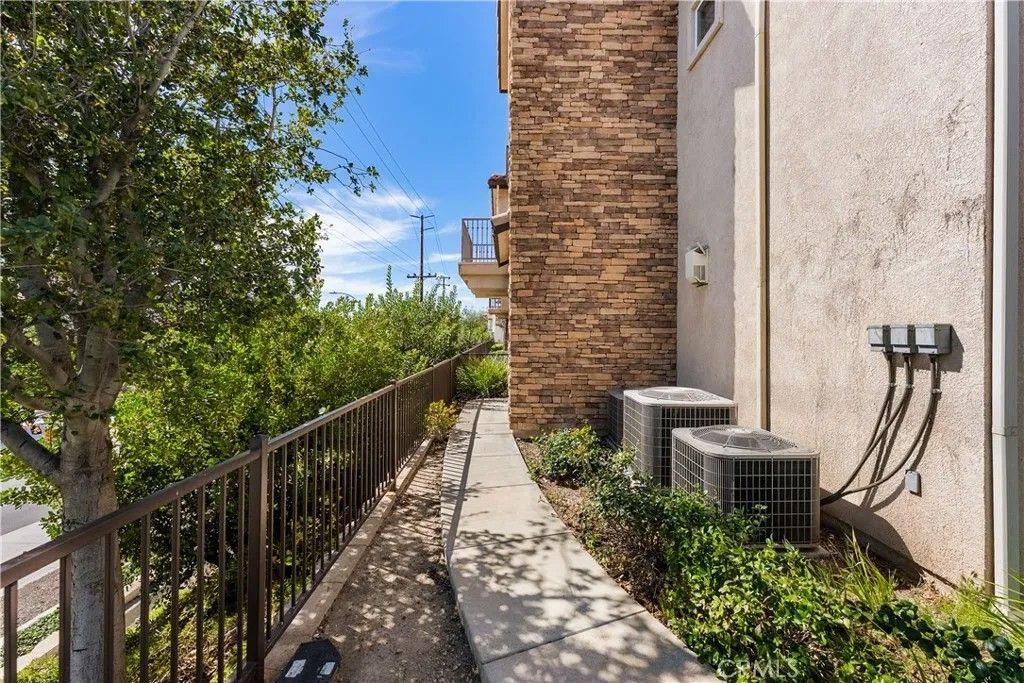 Photo of 27968 Avalon Dr, Canyon Country, CA 91351 (MLS # SR26050261)