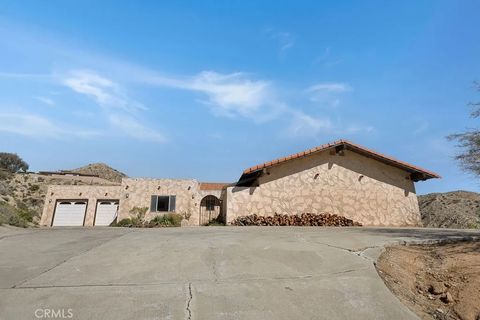 Photo of 54026 Ridge Rd, Yucca Valley, CA 92284 (MLS # JT26056137)