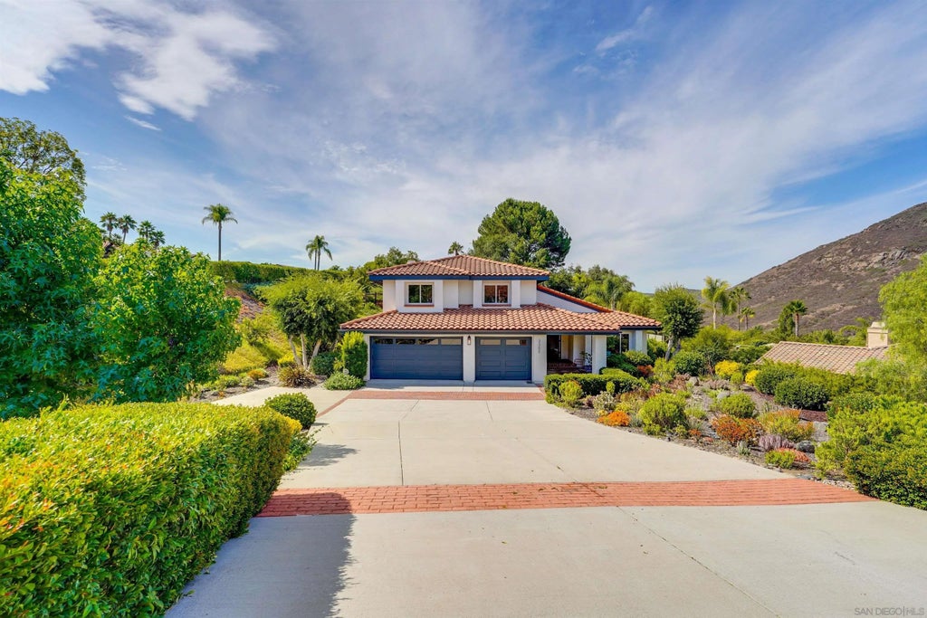 Photo of 3302 Vista Rocosa, Escondido, CA 92029 (MLS # 260022061)